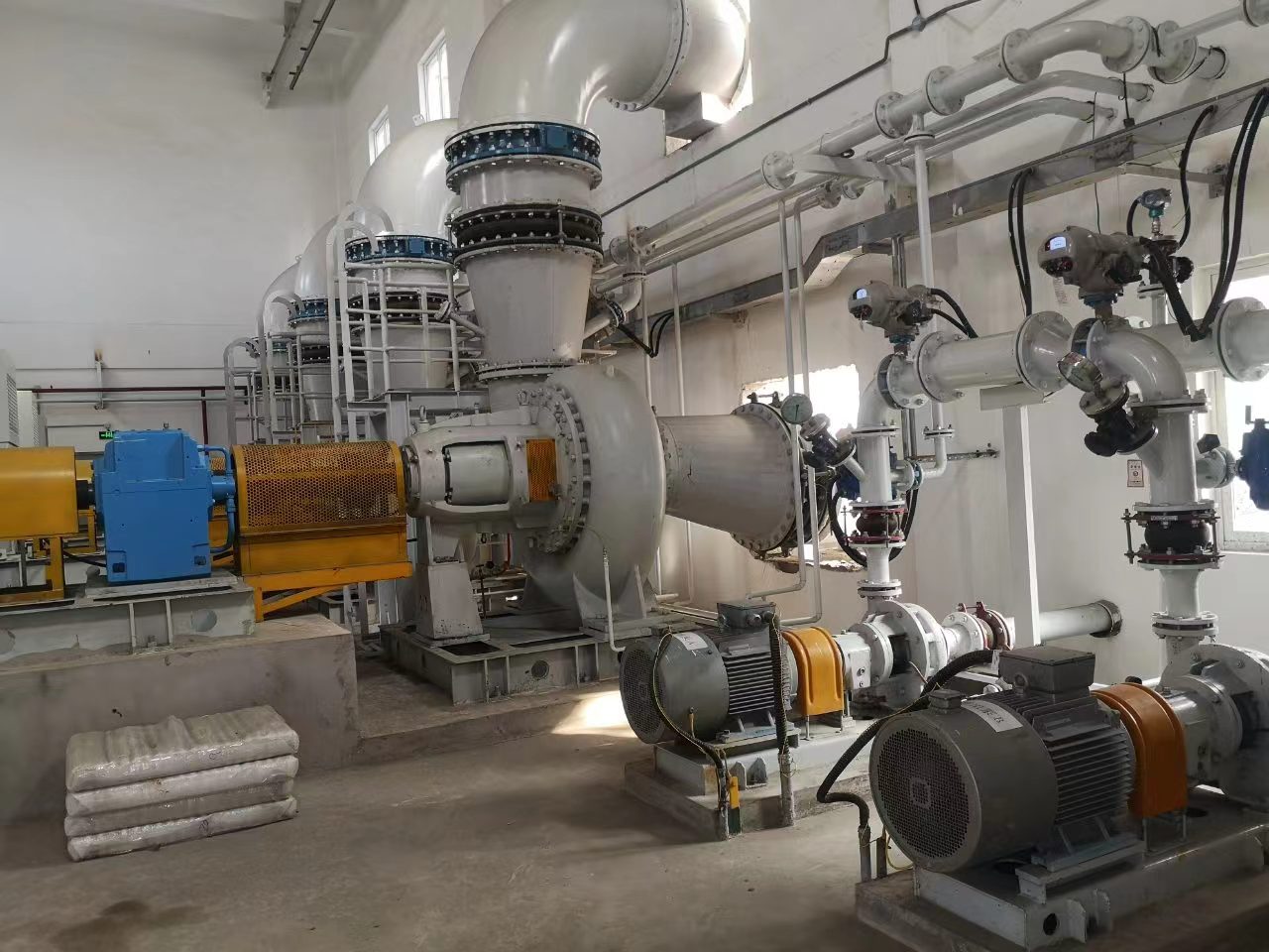 濟甯華源電熱(re)廠安裝脫硫泵(beng)